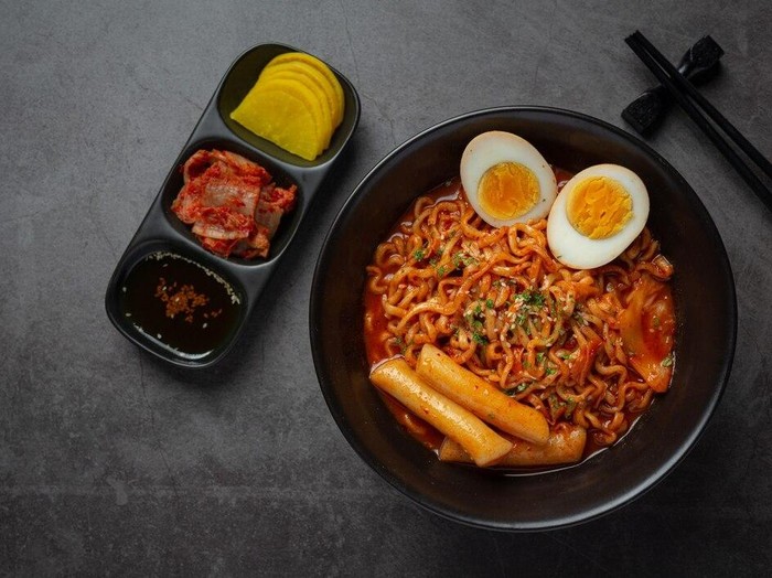 Ramyeon Tteokbokki beserta Kimchi dan Acar Lobak/ Foto: freepik.com/jcomp