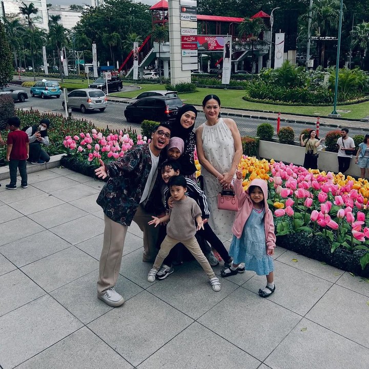 <p>Seperti yang diketahui, Donna memang memiliki hubungan yang begitu dekat dengan menantu dan cucu-cucunya. Bahkan, ia sempat menarik perhatian publik karena menghargai gaya <em>parenting</em> Ricky dan Herfiza terhadap anak-anaknya.&nbsp;(Foto: Instagram@rickyharun)</p>