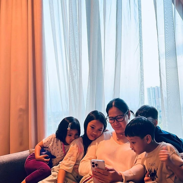 <p>Hal tersebut diketahui langsung melalui beberapa foto kebersamaan mereka yang diunggah Ricky di akun Instagram pribadinya. “Hii buuu… Selamat menjalani umur yang baru.. Selalu menjadi ibu yang terbaik untuk anak-anaknya ya dan nana yang baik buat cucunya. <em>All the best my amazing</em> Ibu,” tulis Ricky, dikutip dari laman<em> Instagram@rickyharun,</em> Selasa (25/2/2025). (Foto: Instagram@rickyharun)</p>