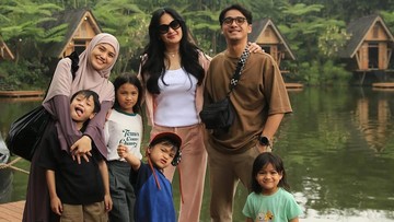 5 Potret Kompak Keluarga Ricky Harun dan Herfiza Bersama Sang Bunda, Donna Harun