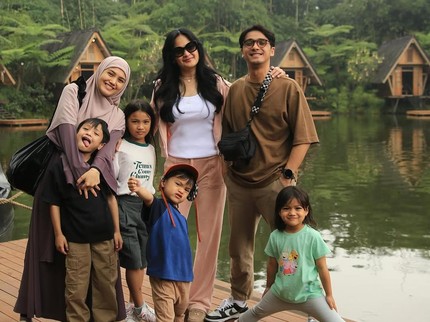 5 Potret Kompak Keluarga Ricky Harun & Herfiza Bersama Sang Bunda, Donna Harun