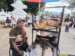 Cerita 25 Tahun Perjalanan Sarmadi dan Gerobak Gorengan