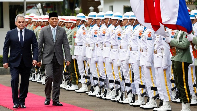 Kemhan menegaskan Indonesia tetap berprinsip bebas aktif usai Menhan Sjafrie Sjamsoeddin menjamu pejabat Rusia Sergei Shoigu di Kantor Kemhan, Selasa (25/2).