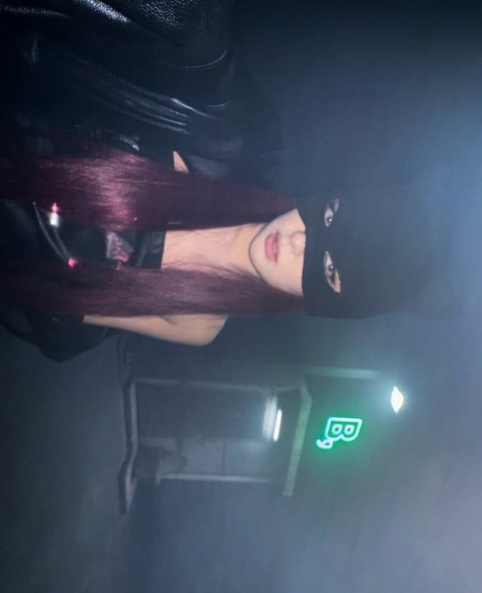 Seulgi tampil dengan setengah wajah tertutup topeng dalam foto trailer. Penampilan dan konsep bold pada comeback kali ini, semakin membuat para penggemar antusias./ Foto: instagram.com/redvelvet.smtown