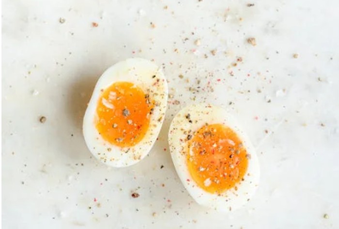 Telur rebus dan edamame jadi menu simple untuk buka puasa di jalan (Telur rebus/Foto: pexels.com/Antoni Shkraba)