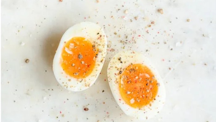Telur rebus dan edamame jadi menu simple untuk buka puasa di jalan (Telur rebus/Foto: pexels.com/Antoni Shkraba)