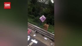 VIDEO: Warga Kembalikan Kasur Jarahan dari Laka Truk Tol Cipularang
