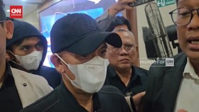 VIDEO: Polisi Tahan Kades Kohod Kasus Pemalsuan SHM Pagar Laut
