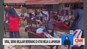 VIDEO: Viral, Siswa Belajar Berenang di Atas Meja dan Lapangan
