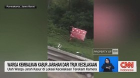 VIDEO: Warga Kembalikan Kasur Jarahan dari Truk Kecelakaan