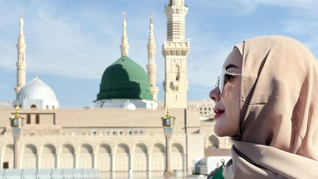 Rayakan Ulang Tahun di Tanah Suci, Aura Kasih Didoakan Istikamah Berhijab