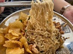 Bakmi Darmono: Mulur Lezat! Bakmi Karet Pedas Topping Tetelan Spesial
