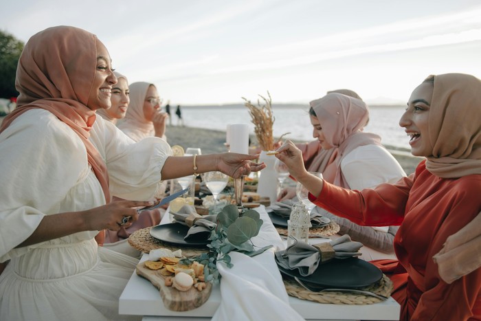 Berkumpul Sambil Berbagi Resep Bersama Teman-Teman/ Foto: pexels.com/PNW Production