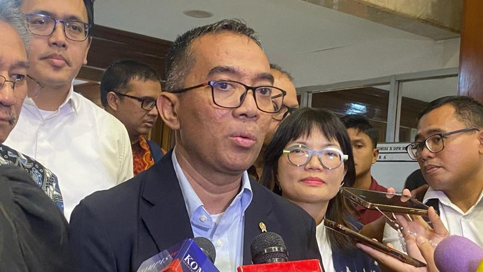 Mendiktisaintek Brian Yuliarto usai rapat kerja tertutup di Komisi X DPR kompleks parlemen, Senayan, Jakarta, Rabu (26/2/2025).