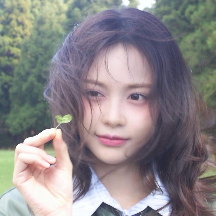 <p>Setelah tiga tahun menjalani masa <em>trainee,</em> akhirnya Carmen berhasil debut bersama ketujuh member H2H lainnya pada 24 Februari 2025 dengan lagu berjudul<em> The Chase. </em>(Foto: Instagram@hearts2hearts)</p>