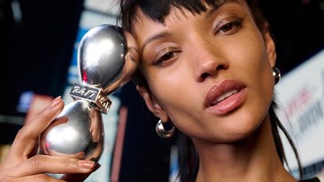 Wewangian Floral Woody yang Memikat: Tingkatkan Kepercayaan Dirimu dengan Elegan!