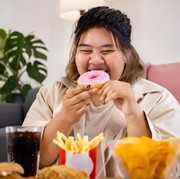 Makan Terlalu Banyak Nggak Cuma Bikin BB Naik, Ternyata Ini Dampak Buruk Lainnya...