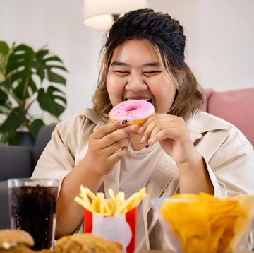 Makan Terlalu Banyak Nggak Cuma Bikin BB Naik, Ternyata Ini Dampak Buruk Lainnya...