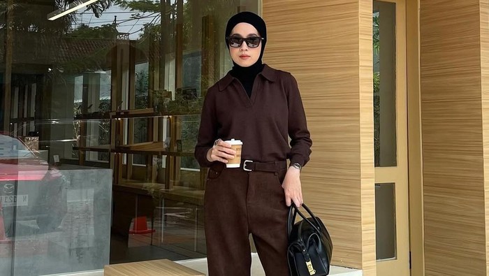 Get The Look: Outfit ke Kantor Elegan ala Amelia Elle