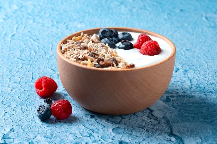 Greek Yogurt dengan Granola dan Buah/Foto: freepik.com/chandlervid85