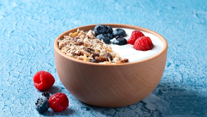 Greek Yogurt dengan Granola dan Buah/Foto: freepik.com/chandlervid85