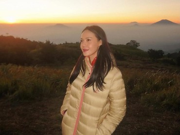 img-title Hobi Naik Gunung dan Menyelam, Della Dartyan Miris Temukan Banyak Sampah