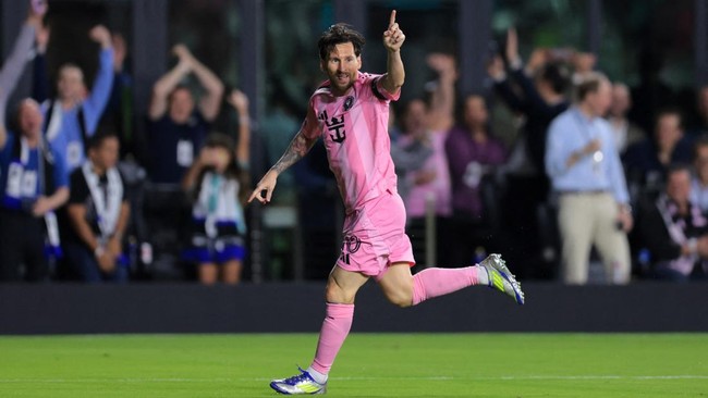 Lionel Messi sukses mencetak gol cantik saat Inter Miami menang 3-1 atas Sporting KC di leg kedua putaran pertama Concacaf Champions Cup, Rabu (26/2).