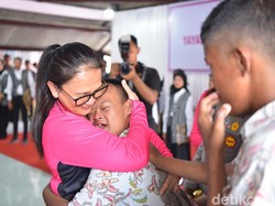 Tangis Haru Siswa SLB Kemala Bhayangkari Gresik Saat Didatangi Istri Kapolri