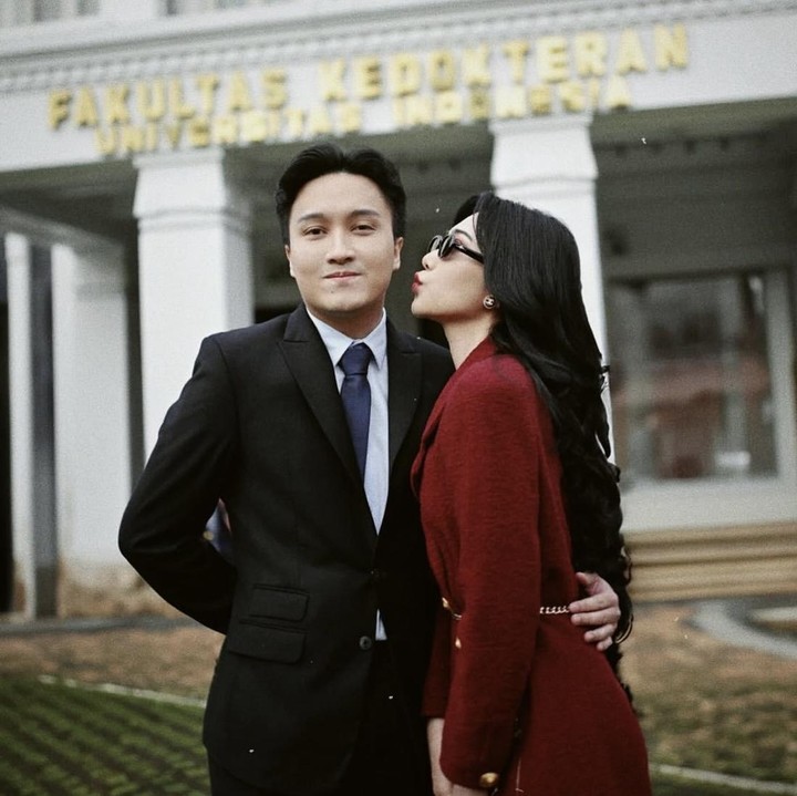 <p>Isyana Sarasvati dan Rayhan Maditra yang menikah pada Februari 2020 juga termasuk pasangan dengan pendidikan yang luar biasa. Isyana diketahui pernah menerima beasiswa dari Pemerintah Singapura untuk belajar Pertunjukan Musik di Nanyang Academy of Fine Arts (NAFA), Singapura. Ia pun mendapat kesempatan lagi untuk belajar lebih jauh di The Royal College of Music (RCM) London. Sementara itu, sang suami adalah lulusan dokter spesialis psikiatri di Fakultas Kedokteran Universitas Indonesia.&nbsp;(Foto: Instagram @isyanasarasvati)</p>