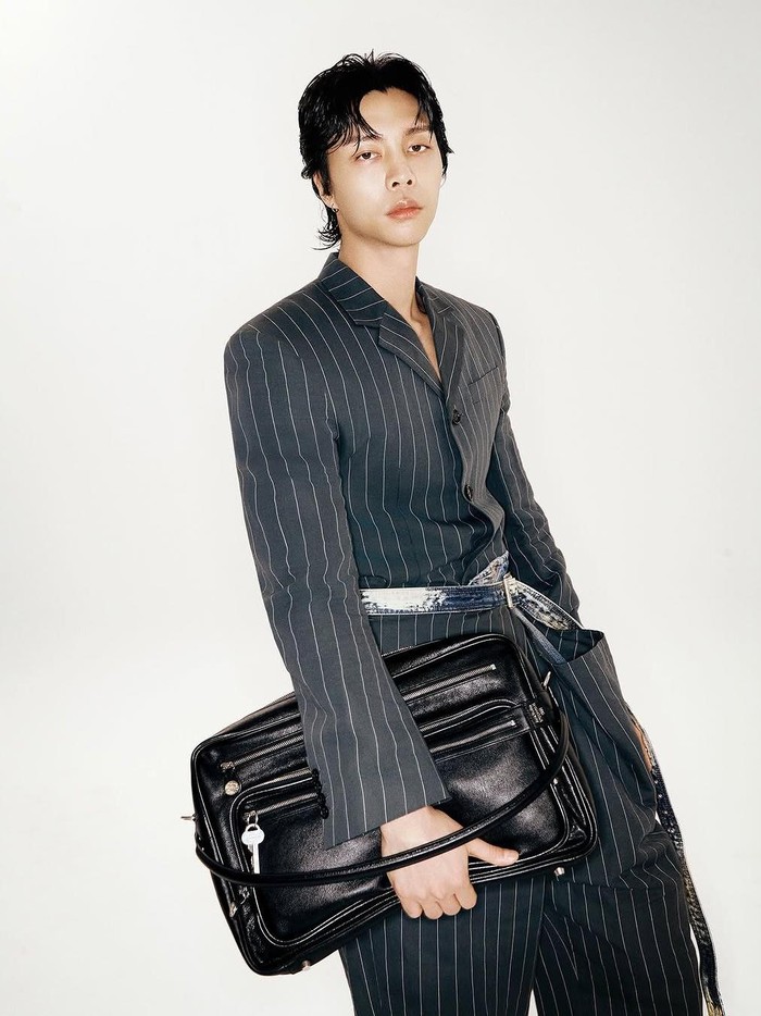 Bagaimana penampilan Johnny NCT kali ini menurut kamu, Beauties?/ Foto: instagram.com/acnestudios