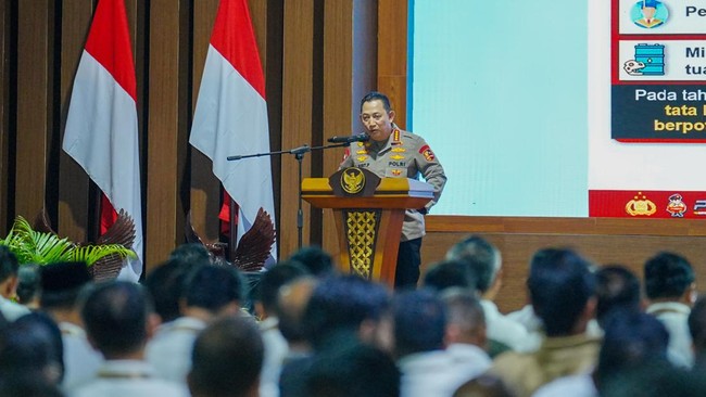 Kapolri Jenderal Listyo Sigit Prabowo melakukan rotasi dan mutasi terhadap empat Kapolda, mulai dari Polda Lampung hingga Polda Sulawesi Selatan.