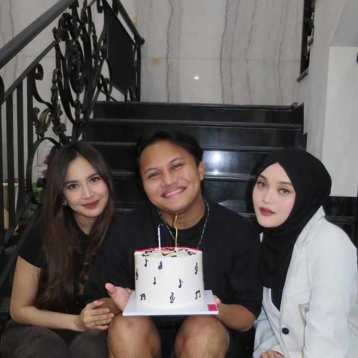 <p>Meski banyak netizen yang meramaikan <em>postingan</em> itu dengan ucapan selamat ulang tahun, tak sedikit pula yang memperhatikan penampilan Mahlini. “Mahalini makin cantik banget abis lahiran,” tulis akun <em>@aryanti****.</em> “Mamalini cantik banget plisss,” tulis akun <em>@tetinurawa****. </em>(Foto: Instagram@putridelinaa)</p>