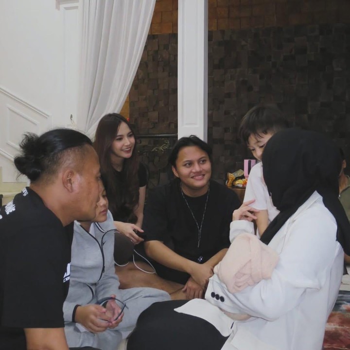 <p>Mahalini bersama mertua dan adik iparnya baru saja merayakan ulang tahun sang suami, Rizky Febian, yang ke-27 pada Selasa kemarin, 25 Februari 2025. Momen ini dibagikan langsung oleh Putri Delina di akun Instagram pribadinya.(Foto: Instagram@putridelinaa)</p>