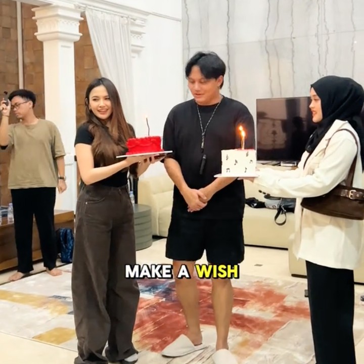 <p>Dalam video unggahan sang suami, Mahalini terlihat cantik mengenakan kaos hitam yang dipadukan dengan celana berwarna cokelat. Gayanya tetap terlihat modis meski sudah menjadi Bunda. Sementara itu, paras Mahalini juga makin cantik setelah melahirkan. Setuju ya, Bunda? (Foto: TikTok/@rizkyfebian77)</p>