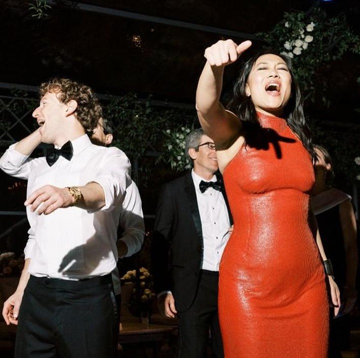 <p>Tak hanya Mark Zuckerberg, Priscilla Chan juga membagikan momen spesial tersebut di akun Instagram miliknya, Bunda. Perempuan kelahiran Massachusetts, Amerika Serikat, ini memamerkan foto saat ia dan sang suami tengah menikmati pesta dengan para tamu yang hadir. (Foto: Instagram @priscillachan)</p>