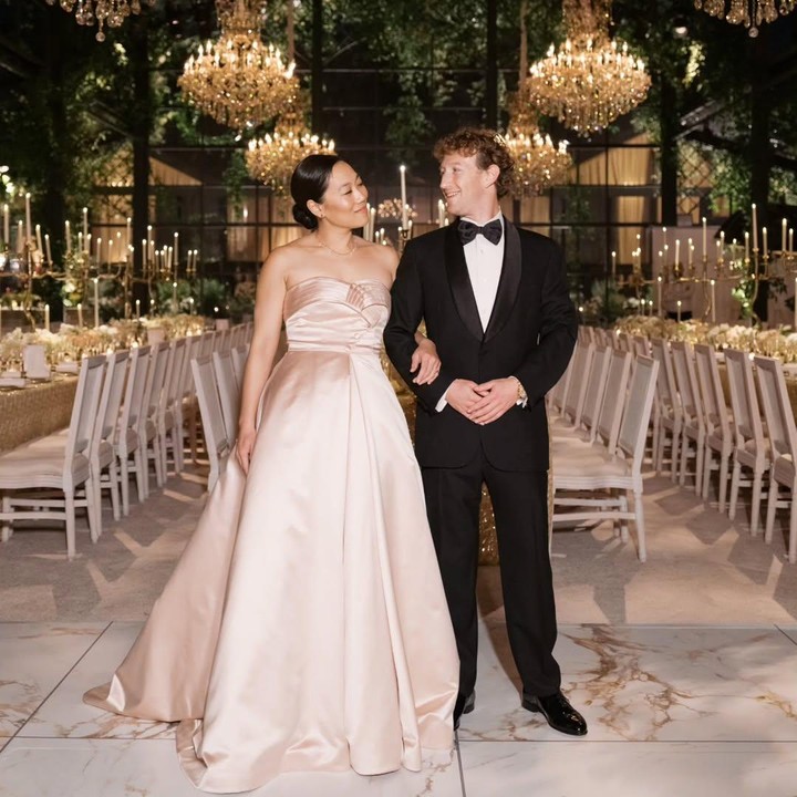 <p>Melalui unggahan di Instagram, Mark Zuckerberg memamerkan beberapa foto perayaan ulang tahun istrinya. Dalam satu foto, ayah tiga anak ini terlihat menggandeng tangan sang istri di depan deretan meja makan cantik dan lampu besar terang yang tergantung di langit-langit. (Foto: Instagram @zuck)</p>