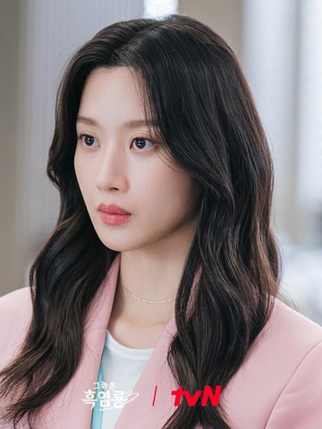 Simpel Tapi Modis, Intip Office Look ala Moon Ga Young di Drama Korea My Dearest Nemesis