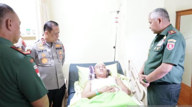 Pangdam VI/Mulawarman Mayjen TNI Rudy Rachmat Nugraha menjenguk salah satu anggota Polres Tarakan korban penyerangan oknum prajurit TNI.