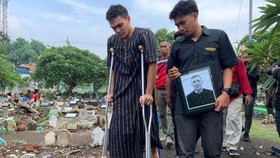 Bonek Iringi Pemakaman Bejo Sugiantoro, Irianto Masih Pakai Kruk