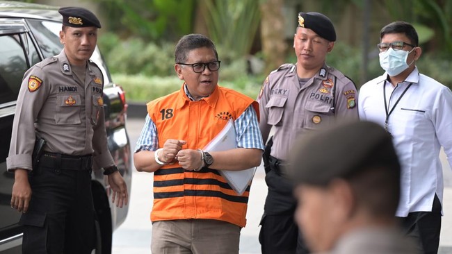 Sekjen PDIP Hasto Kristiyanto selaku tersangka menolak saat berkas perkaranya dilimpahkan penyidik KPK ke jaksa penuntut umum (JPU).