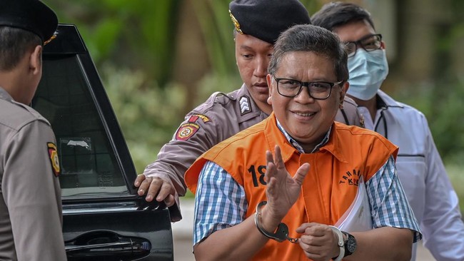 Sekretaris Jenderal PDIP Hasto Kristiyanto didakwa melakukan pemberian suap dan perintangan investigasi dalam kasus Harun Masiku.