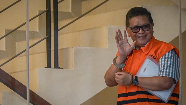 Sekretaris Jenderal PDI Perjuangan (PDIP) Hasto Kristiyanto mendapat 52 pertanyaan dari penyidik KPK saat pemeriksaan perdana setelah resmi ditahan KPK.