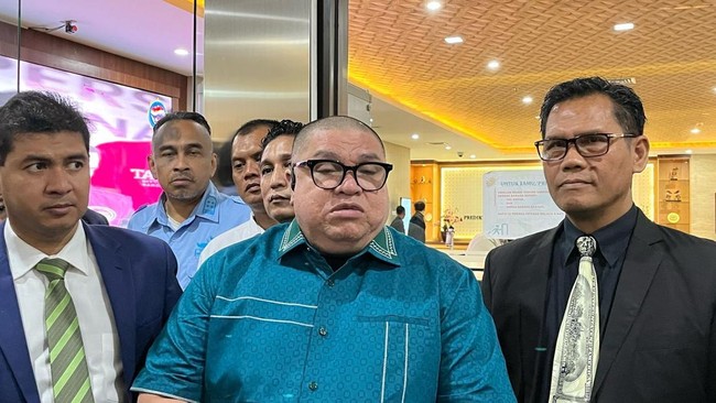 Sidang putusan kasus pencemaran nama baik Hotman Paris yang dilakukan Razman Arif digelar tanpa kehadiran terdakwa. Kuasa hukum Razman walkout sebagai protes.