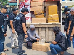 860 Botol Arak Bali Siap Edar Diamankan di SPBU Rejoso Pasuruan