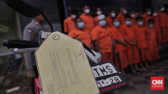 Sejumlah tersangka kasus kejahatan jalanan hingga pembunuhan beserta barang bukti saat dihadirkan di Polda Metro Jaya. Jakarta, Rabu, 26 Februari 2025. Direktorat Reserse Kriminal Umum (Ditreskrimum) Polda Metro Jaya mengungkap kasus pencurian, begal