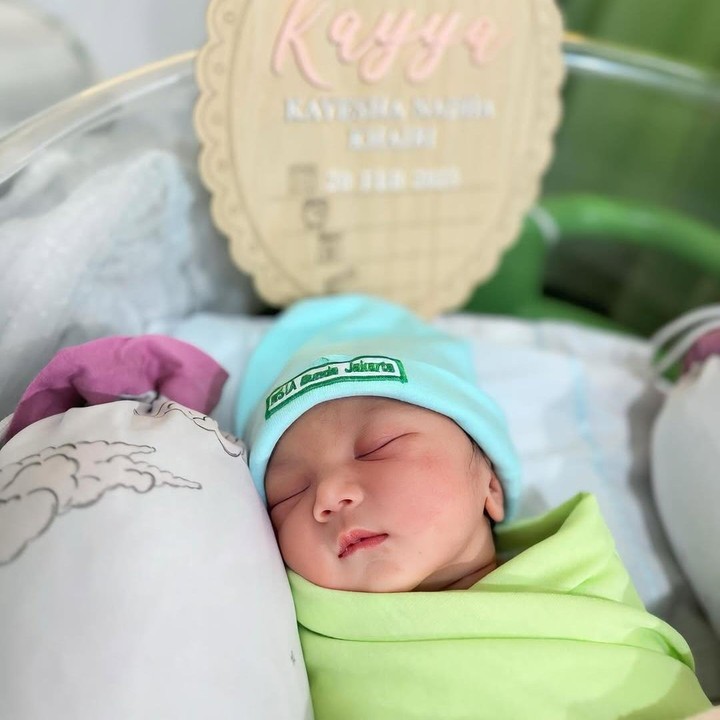 <p>Pada salah satu unggahan, Kiky turut mengungkapkan arti nama sang putri. Kiky mengungkap nama indah anaknya berarti anugerah dari Tuhan yang cantik, cerdas, berani, dan penuh kebaikan. (Foto: Instagram: @kikysaputrii)</p>