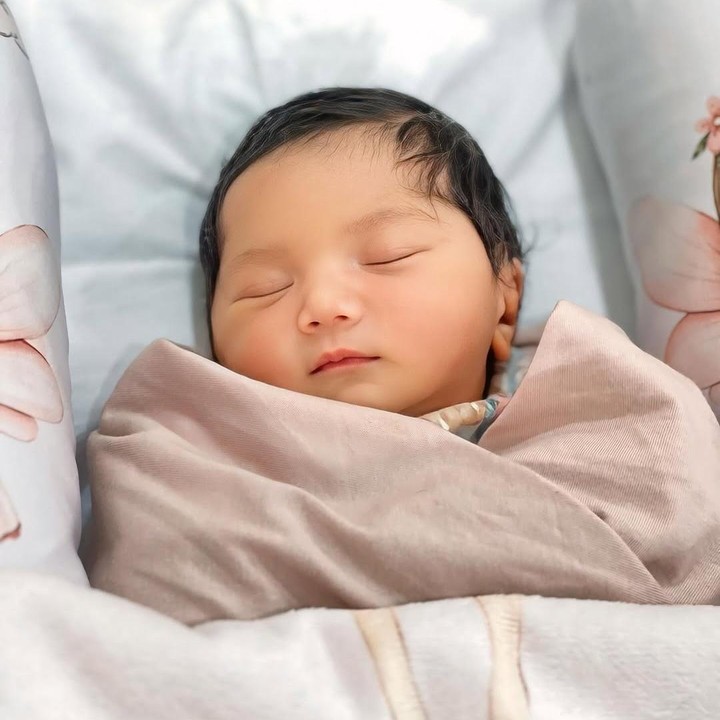 <p>"<em>MasyaAllah Tabarakallah.. Allahummabarik</em>. Baby Kayya 'Kayesha Nadha Khairi'. Anugerah dari Tuhan yang cerdas, cantik, berani, dan penuh dengan kebaikan. <em>Aamiin Ya Rabbal Alamin,</em>" tulis Kiky dengan menyisipkan emotikon hati.  (Foto: Instagram: @kikysaputrii)</p>