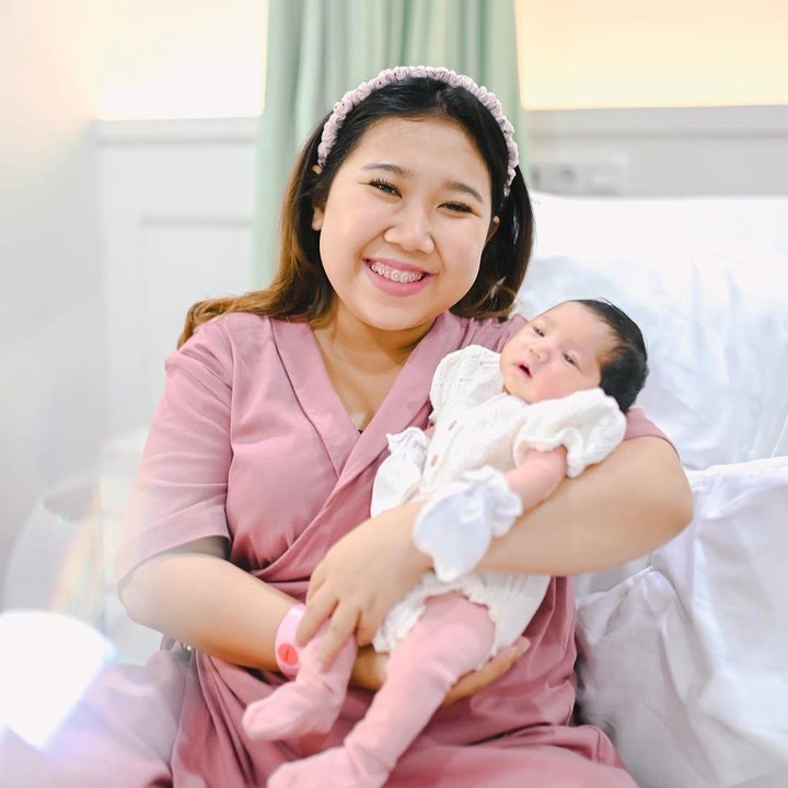 <p><em>Stand up comedian</em> Kiky Saputri akan menjalani proses menyusui untuk pertama kalinya setelah melahirkan sang putri Kayesha Nadha Khairi, pada Kamis 20 Februari 2025. Kiky bakal merasakan pengalaman baru menyusui di bulan Ramadhan. Beberapa waktu lalu, Kiky sempat mengungkap proses menyusuinya yang berjalan lancar setelah melahirkan. (Foto: Instagram: @kikysaputrii @nafaspertama)</p>
