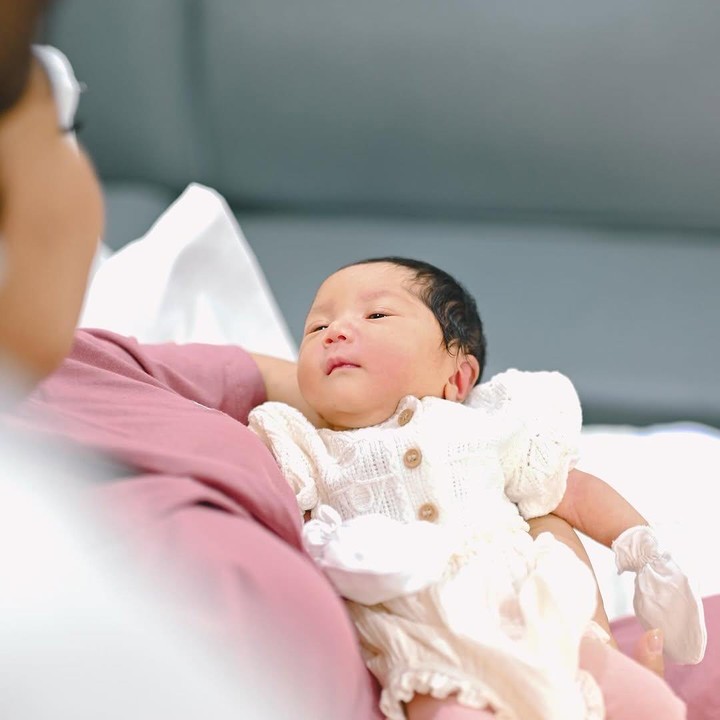 <p>Artis Kiky Saputri baru saja melahirkan anak pertamanya pada 20 Februari 2025, Bunda. Bayi perempuan ini diberi nama Kayesha Nadha Khairi. (Foto: Instagram: @kikysaputrii @nafaspertama)</p>