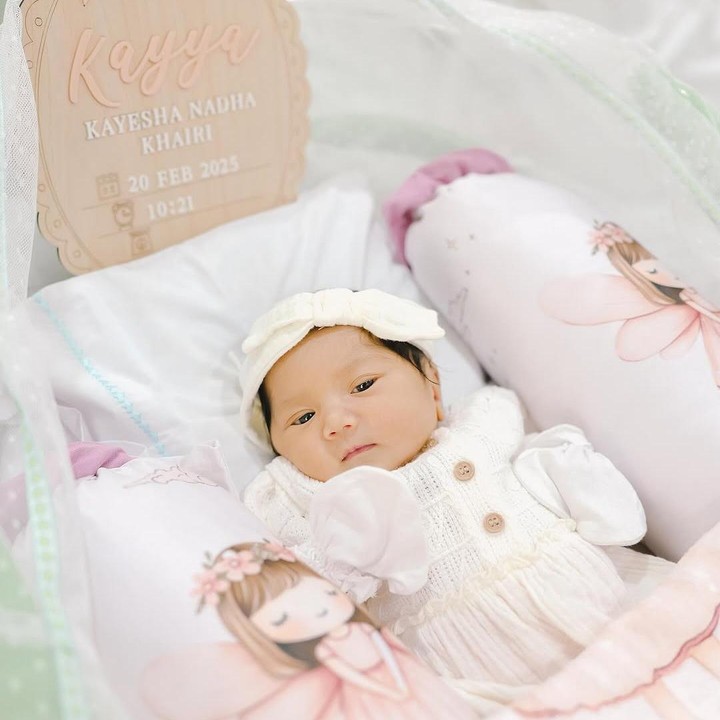 <p>Bunda, kita doakan agar Baby Kayya tumbuh menjadi anak yang selalu diberikan keberkahan dalam hidupnya, ya. Semoga Si Kecil juga terus mendapatkan cinta serta kasih sayang dari orang-orang sekitarnya. (Foto: Instagram: @kikysaputrii @nafaspertama)</p>